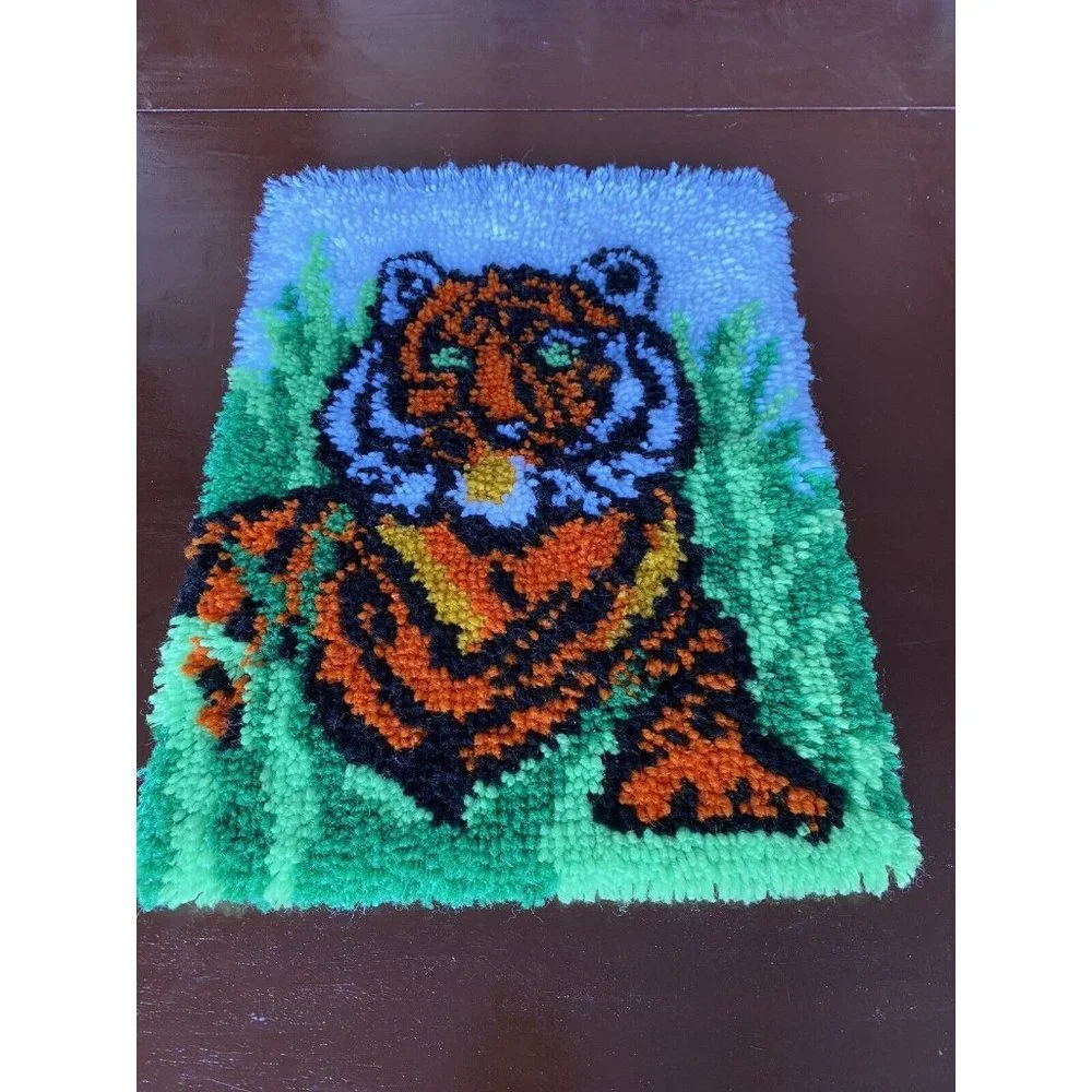 Vintage 70s MCM Handmade Tiger Latch Hook Yarn Wall Rug Tapestry Tiger 21” X 15”